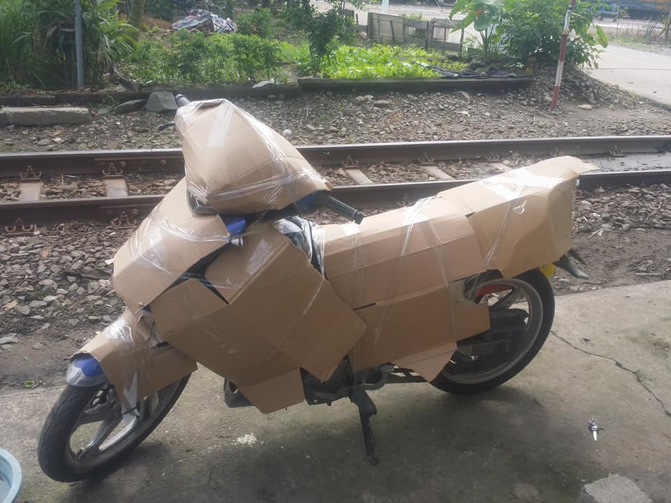 Đóng gói xe máy trước khi vận chuyển