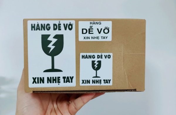 Ghi chú dòng chữ “hàng dễ vỡ” lên trên thùng hàng